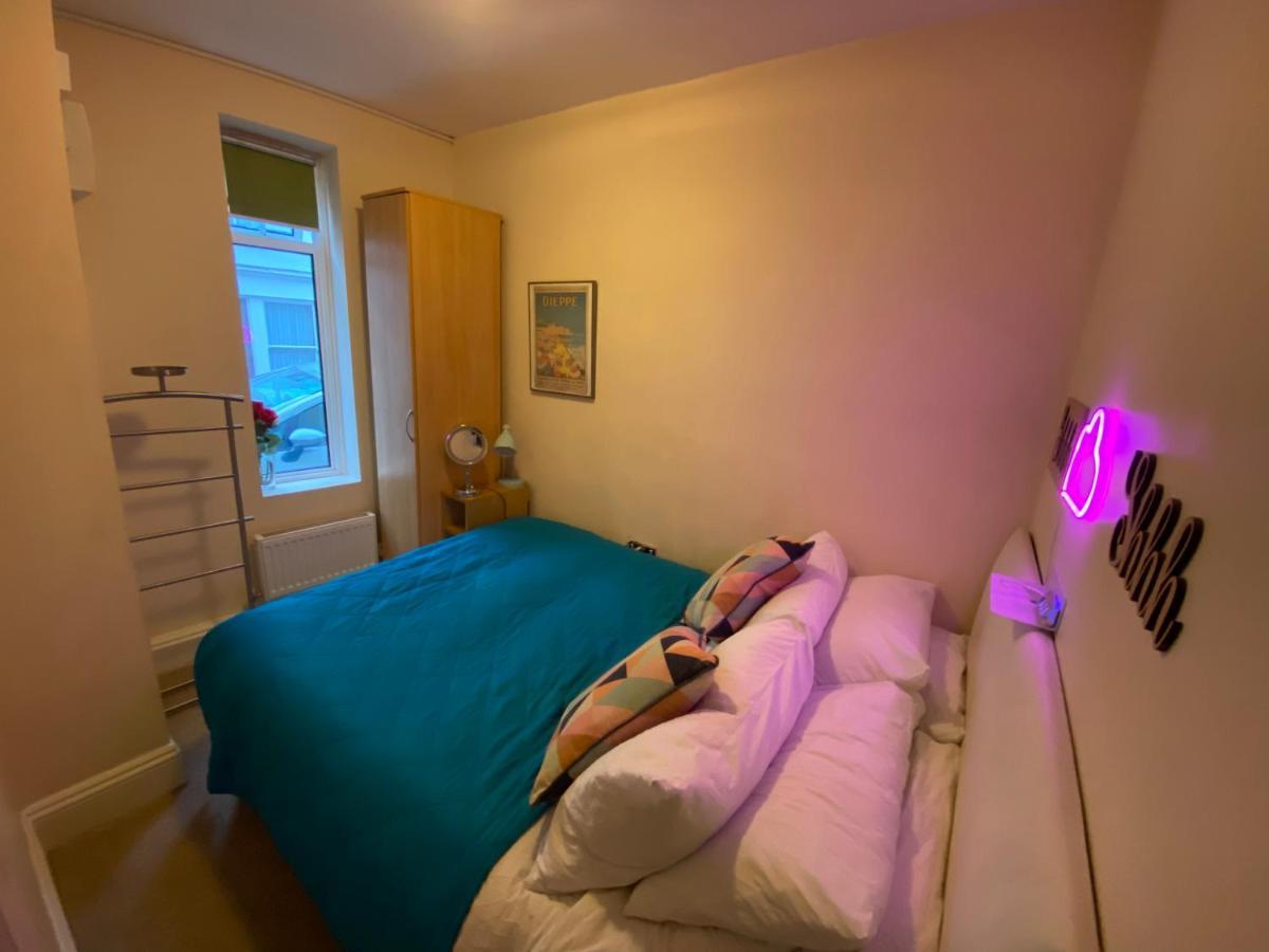 Little Brighton Beach Apartments - Also Separate Spa Cabin And Watersports Eksteriør billede