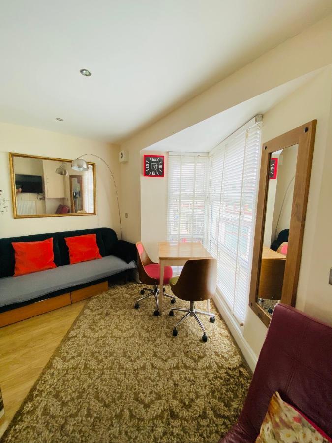 Little Brighton Beach Apartments - Also Separate Spa Cabin And Watersports Eksteriør billede