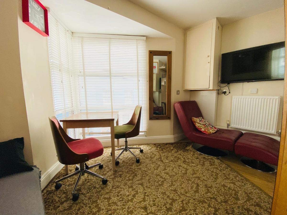 Little Brighton Beach Apartments - Also Separate Spa Cabin And Watersports Eksteriør billede
